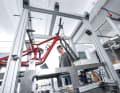 In our new stiffness test rig, the frame is fixed in the bottom bracket area and deflected laterally at the contact points of the tyres.