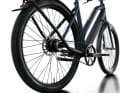 Ein Mivice-Hinterradnabenmotor mit 250 Watt Nennleistung treibt das E-Bike an. Der Motor liefert 35 Nm Drehmoment und arbeitet mit einem integrierten Drehmomentsensor, der auf die Tretkraft reagiert.