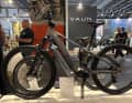 Das Raymon Ridok Comp gibt's für 3299 Euro. Der Alu-Rahmen liefert 130 mm Federweg und ist auf 29er-Laufräder gemünzt. Die Größe S rollt auf 27,5 Zoll.