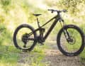 Das leichteste Bike im Test, nur 20,6 Kilo! Und das spürt man auf dem Trail, denn das Bike fährt sich richtig spaßig. Auch dank der super Fahrposition.