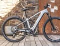 Das Cube Reaction Hybrid Race 800 ist ein stark ausgestattetes Touren-Bike und bleibt dabei bezahlbar.