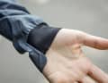 Effektiver Schutz: Lange Ärmel, angenehmer Stretch-Abschluss, kleiner Flap – Gorewear zeigt, wie die Armabschlüsse einer Regenjacke aussehen sollten.