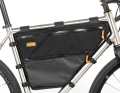 Seun Alaba nutzt die Full Frame Bag Medium, mit einem Fassungsvermögen von 7,5 l und einem Gewicht von 322 g.
