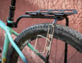 Neben Flaschenhaltern lassen sich die seitlichen Positionen auch mit allerhand Taschen und Zubehör aus dem Restrap-Sortiment bestücken.