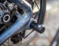 Nous avons testé six porte-bagages de bikepacking qui, à une exception près, se fixent tous sur des axes traversants spéciaux. Cela permet de transporter une charge importante et d'assurer un maintien stable pendant la conduite.
