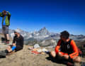 Pause verdient auf 3324 Meter Höhe. Am Horizont gratuliert das Matterhorn zum gelungenen Aufstieg.