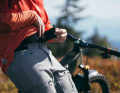 To prevent the pockets and the whole jersey from hanging down, a belt hidden underneath provides support.