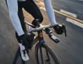 Pour les cyclistes qui souhaitent capturer non seulement les images, mais aussi le son de leurs courses, l'Insta360 X5 offre une protection intégrée contre le vent et un algorithme audio amélioré.