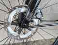 Rockshox fork: only 40 mm travel, but efficient. The same applies to the 180 mm discs.