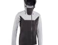 Die All Mountain Regenjacke von Rockrider hat eine Wassersäule von 10.000 mm.