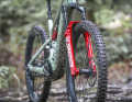 Rockshox Zeb Ultimate 2025: Erstmals gibt's die dicke Enduro-Gabel auch im blutroten Boxxer-Design, das Innenleben wurde gegenüber dem Vorgäner leicht überarbeitet.