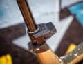 The most striking detail is the electronics unit, which is no longer located on the saddle mount but just above the saddle clamp.
