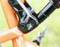 The geometry can be adjusted in four stages via the flip-chip in the shock mount.