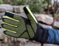 The inner skin is covered with silicone prints. However, the grip on the handlebars is spoilt by the layers of fabric slipping against each other