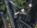The additional battery can be quickly and easily clicked into a kind of bottle cage on the down tube. It must then be connected to the charging port via a cable.
