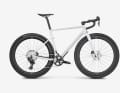Le Rose Backroad FF GRX/XT Di2 n'a pratiquement rien à envier au Cube en matière d'équipement. Il est lui aussi équipé d'une transmission électronique et d'un ensemble complet en carbone. Prix : 4 300 euros.