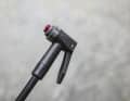 To change between the valve types, you have to unscrew it. The clamping lever is somewhat angular and the pump head loses some air when it is removed.