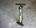 Weniger als 25 Euro verlangt Versender Rose für seine Druckmacher GF 56 Standpumpe. Gleich mit dem neuen Bike mitbestellen, oder besser nicht in den Warenkorb legen?