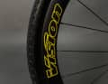 La bonne propulsion est assurée par la paire de roues Vision SC 45 XDR équipée de pneus gravel Vittoria Terreno T30 fine loose G2.0.