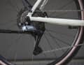 The eleven gears are shifted by a Cues Di2 gearstick, which can also be fully automatic on request.