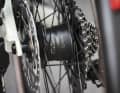 Shimano Q'Auto versorgt die Cues-Di2-Schaltung über eine besonders leichtgängige Dynamo-Nabe mit Strom.