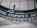 Lightweight aluminium wheels with equally weight-optimised tyres. The front wheel is fitted with Schwalbe's Magic Mary tyres with the thin Super Ground casing.