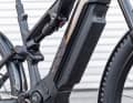 The name of the 1000 series is derived from the large battery, which does not deliver a full 1000 watt hours of energy, but still a whopping 960 watt hours. The bulge in the down tube catches the eye.