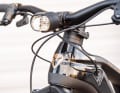 Die Supernova M99 Mini Pro High Beam mit Fernlichtfunktion ist direkt mit dem Haupt-Akku des Bikes gekoppelt.
