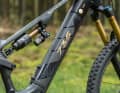 Dass Rotwild das Bike auf Abfahrt getrimmt hat, sieht man schon am mächtigen Fox Float X2 Dämpfer am Heck.