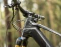 The cable routing is still classic and goes directly into the main frame. Many other manufacturers are increasingly routing the cables through the headset into the inside of the frame.