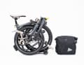 Brompton x and wander: Der spezielle Rucksack gehört zur limitierten Brompton x and wander G Line und lässt sich direkt am Frontgepäckträger befestigen. Absteigen, abnehmen, aufsetzen – schon wird aus Fahrradgepäck ein normaler Rucksack. Wer das Faltrad im Design der G-Line kauft bekommt den Rucksack inklusive.