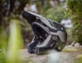 Rudy Project bringt mit dem Terraform Pro einen neuen Halfframe-Helm auf den Markt, der besonders hohe Sicherheitsstandards erfüllen soll und damit der Entwicklung zu immer kraftvolleren E-MTBs Rechnung tragen soll.