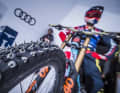 Die Downhill-Bikes bei der Snow Bike WM sind mit Spikes für mehr Grip ausgestattet.