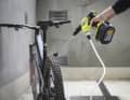 Fahrradwäsche to go: Tool-Profi Ryobi hat einen praktischen Akku-Reiniger im Programm, der sich universell einsetzen lässt. Was taugt der EZClean?