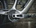 Ein echter Hingucker: die Sram X0 Eagle Alu-Kurbel.