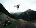 Gehört nicht zum alten Eisen: Sam Pilgrim lässt sein schweres E-Bike flippen. Der FMB World Champ von 2023 lässt sich eine Tricksession wie Swatch Nines nicht entgehen.