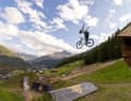 Johanna stretches her hands backwards for a suicide no-hander. Here at the drop during the Swatch Nines jam session in Sölden.