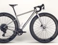 Das Chiru Veldt Titan-Gravelbike integriert die neue Laufradgröße mit dem 9th Wave Sandstone SL32 optisch reizvoll.
