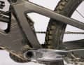 Eingeschachtelt: Der Rockshox-Dämpfer steckt tief im Carbon-Chassis. Für mehr Progression gegen Ende des Federwegs hängt man den Dämpfer in die Low-Einstellung.
