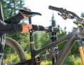 Die bewährte Speed Ratchet + Spinner Knob-Klemmung, die bereits aus den professionellen Montageständern der Marke bekannt ist, ist für Lasten bis maximal 45 Kilo ausgelegt. Das reicht selbst für Cargo-Bikes aus.