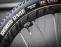 Tire Wiz: Zur Überwachung  des präzisen Reifendrucks wurde  beide Ventile mit einem  Quarq Tire Wiz Sensor ausgestattet.  Die rund 250 Euro teuren Helferlein  zeigen per App und LED  den Status des Reifendrucks an.  