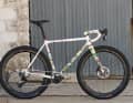 Die aufwändige Lackierung des Scarab Paramo Gravelbikes wird vor Ort in Kolumbien von Hand aufgetragen.