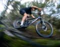 Das neue Santa Cruz Tallboy gibt sich mit mehr Federweg und traktionsorientiertem Viergelenker-Hinterbau als reinrassiges Trailbike, das alte versprühte mit nur 120/130 Millimetern Federweg und einem sehr sportlich abgestimmten Fahrwerk hier und da Cross-Country-Feeling.