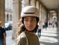 Die Optik spielt für viele Radfahrer eine entscheidende Rolle. Gemeinsam mit dem renommierten APE Design Studio in Amsterdam wollte man einen Helmu schaffen, der weniger nach klassischem Sportgerät und stärker nach einem modernen Mobilitätsprodukt aussieht.