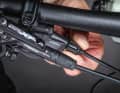 4. adjust the cable tension: The adjustment screw on the shift lever regulates the tension of the shift cable. It is responsible for ensuring that the chain climbs smoothly from one sprocket to the next when shifting gears. To increase the tension, turn the adjusting wheel outwards, in this case in the direction of travel. If the chain skips a sprocket when you shift into an easier gear, the tension is too high. In this case, turn the screw in.