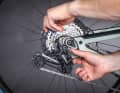 3. outer end stop: To set the outer end stop correctly, it is important that the shift cable is completely slack. To do this, loosen the clamping screw on the rear derailleur. If you turn the upper stop screw to the right, the rear derailleur moves inwards. The perfect position is reached when the upper derailleur pulley and the smallest sprocket are exactly aligned. Now clamp the derailleur cable again.