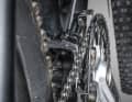 4. adjust the outer end stop: If the chain skips the large chainring to the outside when shifting, you must reduce the outer limit stop. To do this, turn the screw next to the screw for the inner end stop (usually the inner screw) anti-clockwise. In the heaviest gear, the chain should no longer rub against the outer guide plate of the front derailleur.