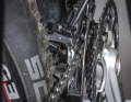 2. adjust the inner end stop: The screw for the inner end stop is usually located on the outside. However, it is worth taking a look at the operating instructions. Shift the chain onto the largest sprocket of the cassette. Now adjust the inner limit stop so that the chain does not rub against the inner guide plate. If you turn the screw clockwise, the derailleur moves outwards, i.e. away from the frame.