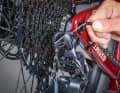 4 Disconnect the derailleur cable from the rear derailleur: Now pull the derailleur cable out of the rear derailleur at the entry eyelet. CAUTION: Never pull the derailleur cable out from the front of the head tube. Grasp the Bowden cable above the rear derailleur at the outer casing and remove the end cap of the outer casing.