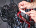 5 Securing the shift cable: One of the most important steps is to secure the shift cable by fixing it as firmly as possible to the seat stay with adhesive tape. Important: Only secure the steel cable, not the outer casing. To be on the safe side, you can also secure the shift cable to the rear derailleur using the fixing bolt without pushing it through the eyelets provided. It is important that the derailleur cable cannot slip inside the frame when the outer casing is removed.